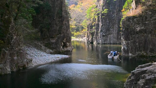 三段峡の渓谷を運行する渡船