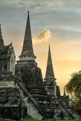 Obraz premium Wat Phra Si Sanphet in sunset