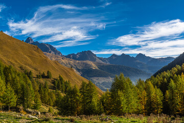 Spettacolo in Valle Varaita: dalla vetta del monte Peyron con vista sul Lago di Pontechianale e sulla cima del Monviso
