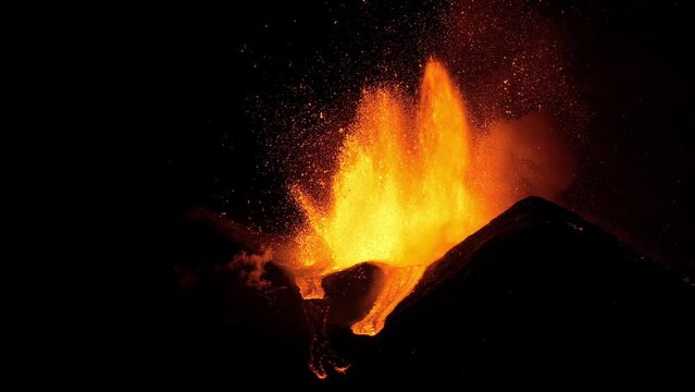 Attivit&agrave; eruttiva al cratere di SudEst dell'Etna, avvenuta in data 1 dicembre 2023.