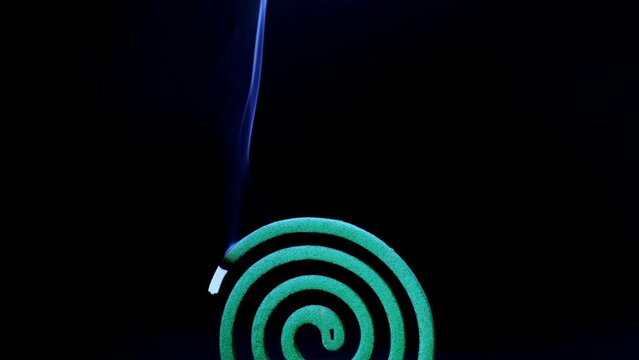 夏の風物詩　蚊取り線香、蚊に刺されない対策、蚊取り線香からの煙