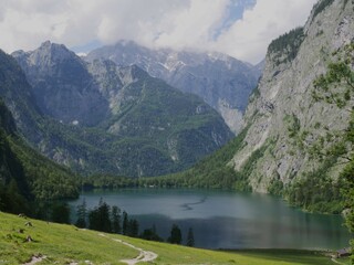 Obersee mit Bergen im Hintergrund.