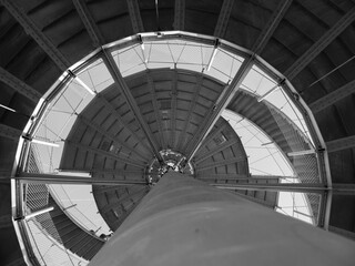 Fototapeta premium Rund laufender Turm in Stuttgart von unten