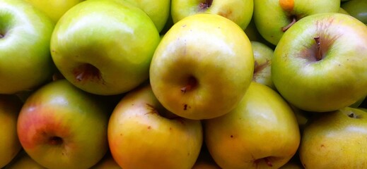 apples in the market