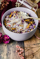 Bol de sel parsem&eacute; de p&eacute;tales de fleur et cuill&egrave;re en argent stylis&eacute;e