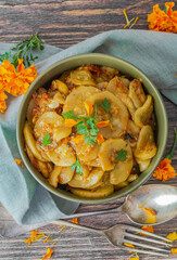 Assiette de salade de rondelles de courgette vu sur le dessus