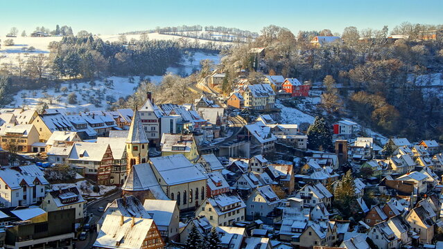 sch&ouml;ner Blick von oben auf Stadt Wildberg an einem sonnigen Wintermorgen im Nordschwarzwald