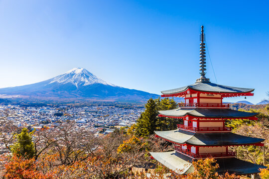 Chureito Red Pagoda is a five-story pagoda with a beautiful backdrop of Mount Fuji, a popular and famous place considered a symbol of Japan.