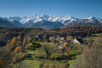 Fototapeta na wymiar Village de montagne dans les Pyrénées ariégeoises dans le sud-ouest de la France 