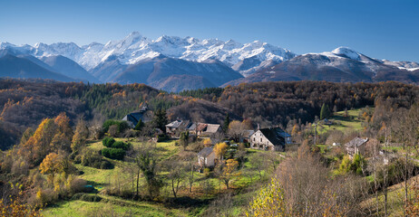 Fototapeta na wymiar Village de montagne dans les Pyrénées ariégeoises dans le sud-ouest de la France 