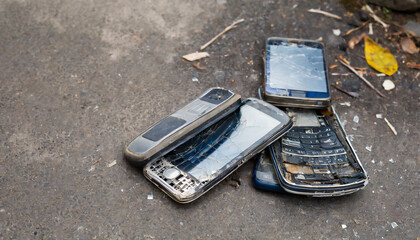 Téléphones mobiles jetés et abandonnés dans la rue.