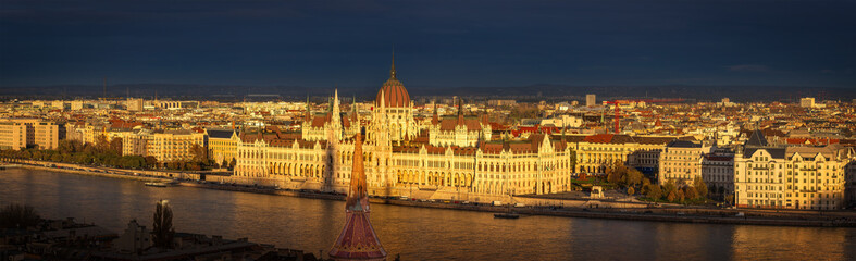 Fototapeta na wymiar Budapest panoramic skyline at sunset.