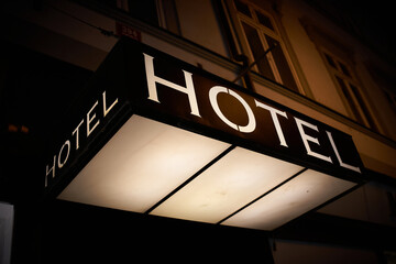 Leuchtreklame eine Hotels in der Innenstadt von Prag bei Nacht 