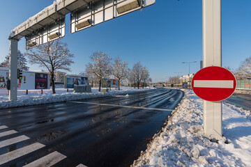 Zebrastreifen mit Straße und Verbot der Einfahrt Schild