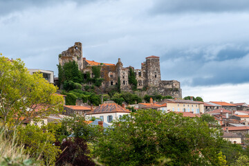 Fototapeta na wymiar Panorama sur le vieux château du Broc avec ses tours et ses remparts effondrés et le village juste en dessous proche d'Issoire dans le puy de Dôme