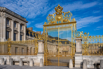 Golden entry gates of Chateau De Versailles - obrazy, fototapety, plakaty
