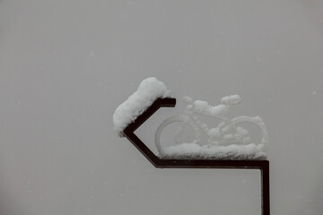 Señalización vial para bicicleta en invierno con nieve 
