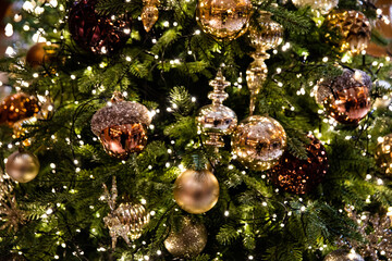 Obraz na płótnie Canvas The Christmas tree's green trees, colorful, shiny, and ornaments are beautiful.