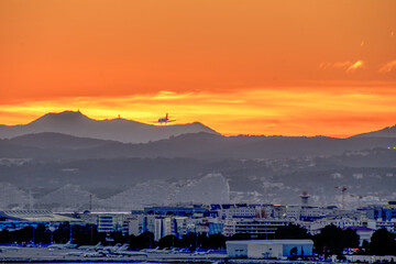 Couleurs superbes lors d'un coucher de soleil lors de l'atterrissage d'un avion sur l'aéroport de...