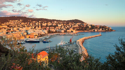 Belles couleurs avec les lueurs du coucher de soleil sur le port de Nice