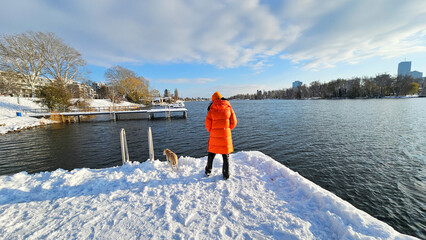Frau und Hund im Schnee
