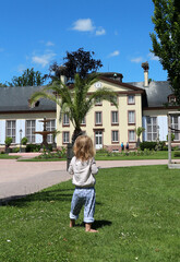 Baby girl in front of Pavillon Joséphine - Parc de l'Orangerie - Strasbourg - 687652028
