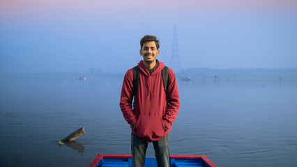 Naklejka premium Young cheerful Indian man, outdoor background