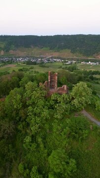 Wolfer Kloster an der Mosel n&auml;he Traben Trarbach Cochem mit Weinbergen