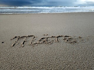 Schrift März im Strandsand