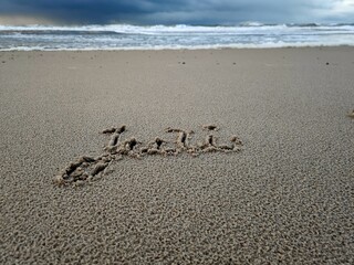 Juli als Wort im Strandsand