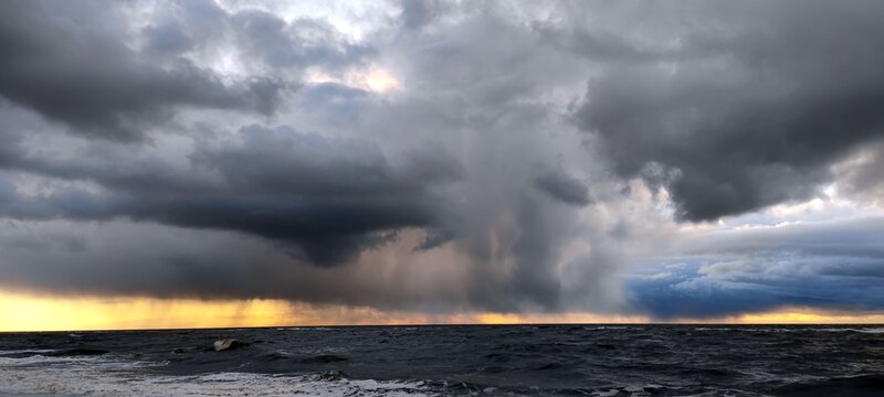 Unwetter bedrohlich über Jütlands Nordseeküste