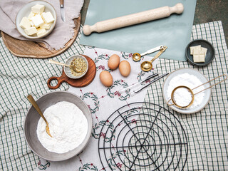 Plätzchen backen, Weihnachtsbäckerei, Kekse ausstechen, Weihnachtskekse selbst backen
