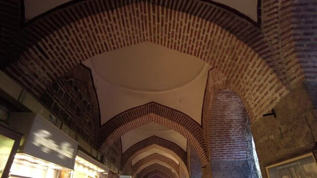 It is the upper floor of the historical Koza Han building in Bursa. Domes and arches can be seen. It is one of the buildings of the early Ottoman period with its brick structure and layout.