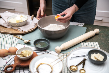 Plätzchen backen, Weihnachtsbäckerei, Weihnachtskekse selbst backen, Person backt Kekse im Advent
