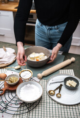 Plätzchen backen, Weihnachtsbäckerei, Weihnachtskekse selbst backen, Person backt Kekse im Advent
