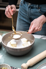 Plätzchen backen, Weihnachtsbäckerei, Weihnachtskekse selbst backen, Person backt Kekse im Advent
