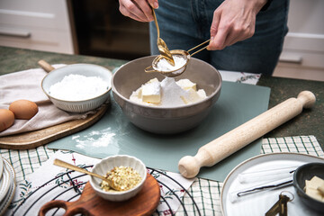 Plätzchen backen, Weihnachtsbäckerei, Weihnachtskekse selbst backen, Person backt Kekse im Advent
