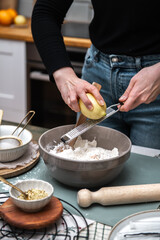 Plätzchen backen, Weihnachtsbäckerei, Weihnachtskekse selbst backen, Person backt Kekse im Advent
