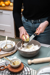Plätzchen backen, Weihnachtsbäckerei, Weihnachtskekse selbst backen, Person backt Kekse im Advent
