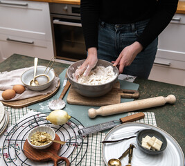 Plätzchen backen, Weihnachtsbäckerei, Weihnachtskekse selbst backen, Person backt Kekse im Advent
