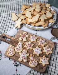 Plätzchen backen, Weihnachtsbäckerei, Kekse ausstechen, Weihnachtskekse selbst backen
