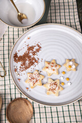 Plätzchen backen, Weihnachtsbäckerei, Kekse ausstechen, Weihnachtskekse selbst backen
