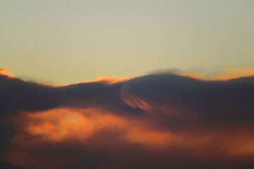 Nube de ceniza del Volcán Popocatépetl iluminada por la luz del Sol durante el amanecer