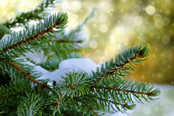 Weihnachtlicher goldener Hintergrund mit Tannenzweige und glitzernden Schneeflocken