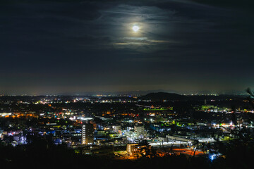 Fototapeta na wymiar 栃木県鹿沼市の夜景と満月