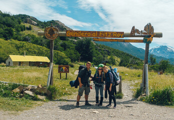 three young persons ready to start the trail in the fitz roy trail.