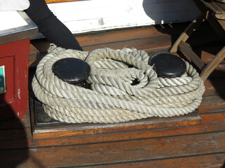 a marine rope to secure a boat to a quay or bollard