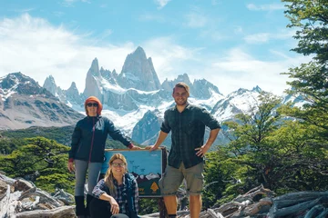 Fotobehang Cerro Chaltén two girls and one guy posing, fitroy mountain in the back