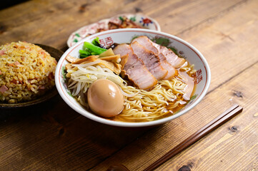 手作りの醤油ラーメン、餃子と炒飯