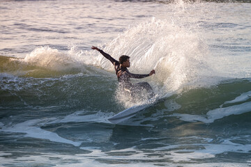 Obraz premium Brave teenager making tricks on the rough sea